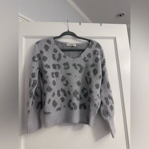 Chic Light Gray/Purple Leopard V-Neck Sweater
